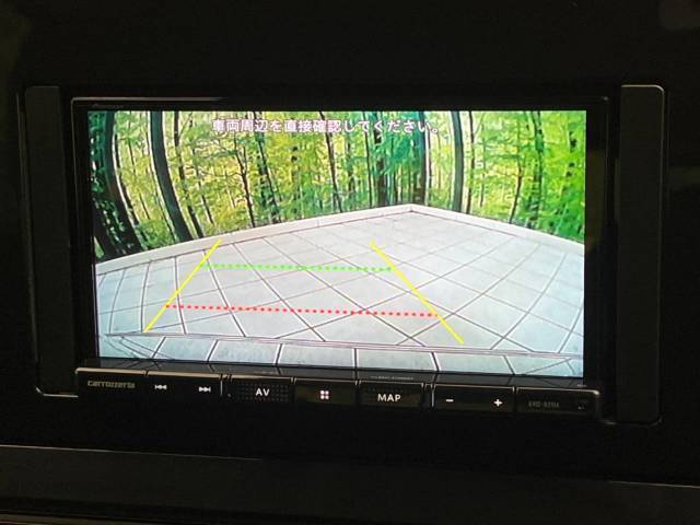 【バックカメラ】駐車時に後方がリアルタイム映像で確認できます。大型商業施設や立体駐車場での駐車時や、夜間のバック時に大活躍！運転スキルに関わらず、今や必須となった装備のひとつです！