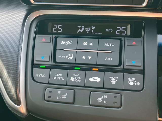 【オートエアコン】オートエアコンは温度を設定すれば自動で快適な状態をキープしてくれるので運転中の温度操作が減り安全面でも安心ですね。