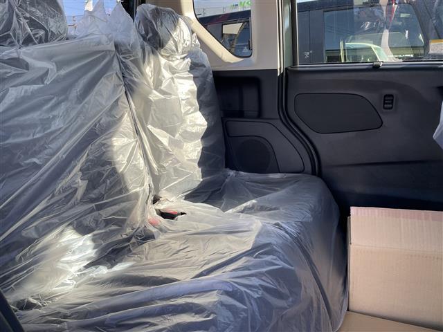 【後部座席】後席もゆったりドライブを楽しめます。内外装はプロこだわりのクリーニングで清潔なおクルマでご納車させていただきます！店舗での現車確認も承っています！