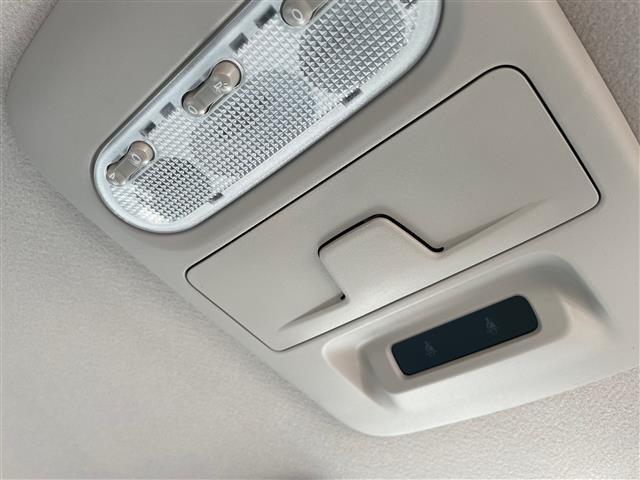 【後部座席操作部】後部座席を快適に過ごしていただくための便利な装備が付いています！