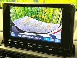 【バックカメラ】駐車時に後方がリアルタイム映像で確認できます。大型商業施設や立体駐車場での駐車時や、夜間のバック時に大活躍！運転スキルに関わらず、今や必須となった装備のひとつです！