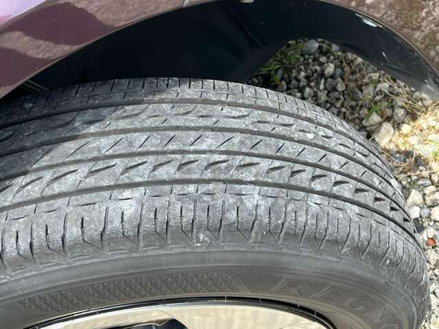 タイヤの残り溝は約半分弱です。