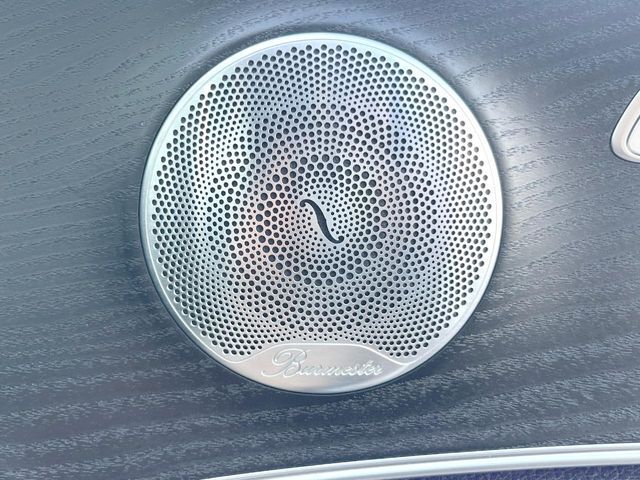 ●Burmesterサラウンドシステム：ハイエンドオーディオ専門メーカーが手掛ける車専用のプレミアムスピーカーを装備。多数のスピーカーから、音の粒立ちまで分かる高品質な音楽をお楽しみいただけます。
