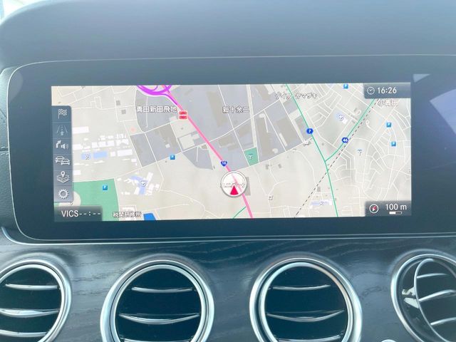 ●ベンツ純正ナビ:一体感のあるナビは、高級感ある車内を演出してくれます。オーディオ機能も充実しておりますので、運転もより楽しめます♪