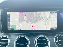 ●ベンツ純正ナビ:一体感のあるナビは、高級感ある車内を演出してくれます。オーディオ機能も充実しておりますので、運転もより楽しめます♪