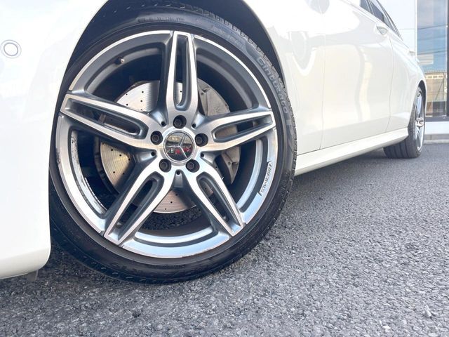 ●純正19インチアルミホイール：輸入車ならではの卓越した走りを支えるホイールと足回りです！日本車の走りに慣れている方にもぜひ体感して頂きたいほど、高いレベルでまとまっています！