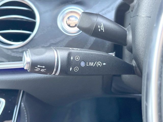 ●ディストロニックプラス：都市、郊外、高速道路などの走行時に、ステレオマルチパーパスカメラとレーダーセンサーにより、前走車を認識して速度に応じた車間距離を維持する次世代のクルコン！