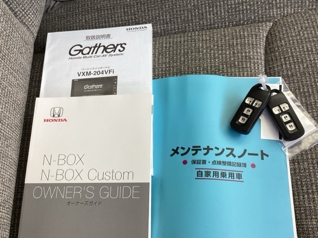 メンテナンスノート【整備記録簿】、取説も揃ってます。スマートキーはバッグなどにしまったままボタン操作でエンジンの始動・停止ができて大変便利です。