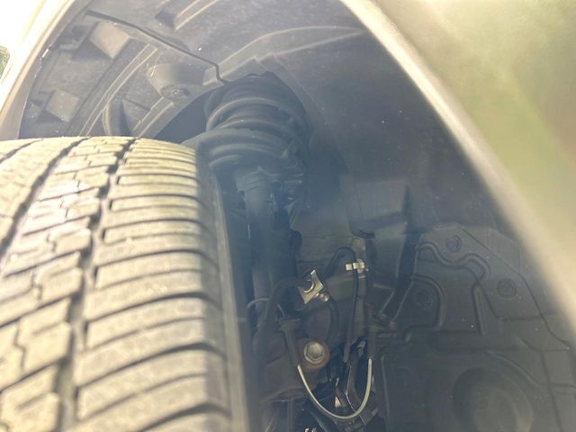 お車を安心してお乗りいただく為には、足回りの定期点検が欠かせません。サービスサポート（有償保証）では無料点検もご提供しており、安心のカーライフをお過ごしいただけるサポート体制が整っています。