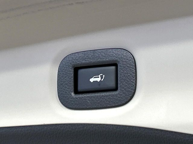 【パワーバックドア】スマートキーや運転席のボタンを押すだけでリアゲートが自動で開閉します！荷物を持っている時や、高い位置にあるバックドアを閉める際に便利な機能です♪