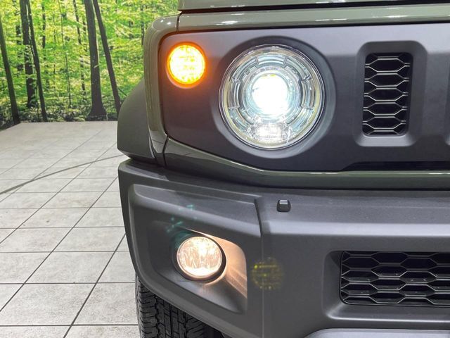 【LEDヘッドライト】悪天候や夜間走行時も良好な視界を確保し安心して運転できる高輝度LEDヘッドライトを装備！点灯速度が早く、消費電力も抑えられています。