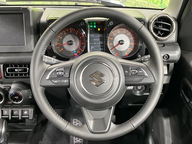 【純正革巻きステアリング】上質な革を使用することで、手にしっかり馴染みとても運転しやすいハンドルです♪