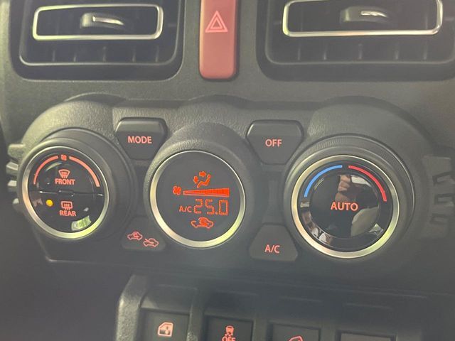 【オートエアコン】一度お好みの温度に設定すれば、車内の温度を検知し風量や温度を自動で調整。暑い…寒い…と何度もスイッチ操作をする必要はありません。快適な車内空間には必須の機能ですね♪