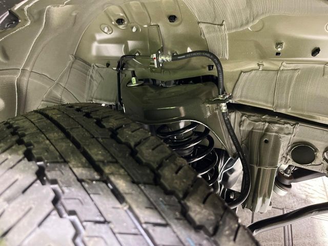 お車を安心してお乗りいただく為には、足回りの定期点検が欠かせません。サービスサポート（有償保証）では無料点検もご提供しており、安心のカーライフをお過ごしいただけるサポート体制が整っています。