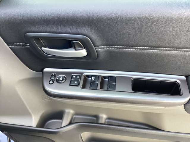 運転席で全窓操作可能なので、後席に小さなお子様でも安心です。