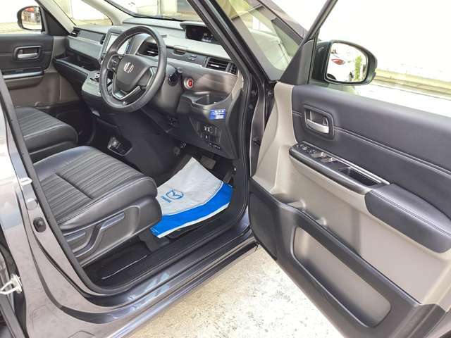 運転席開口部も広々です。