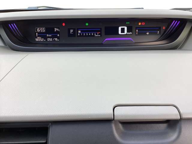 真ん中のメーターのスピードは、デジタルになっています！