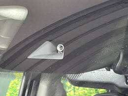 【三菱e-Assist】走行中に前方の車両等を認識し、衝突しそうな時は警報とブレーキで衝突回避と被害軽減をアシスト。より安全にドライブをお楽しみいただけます。