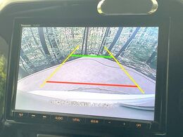 【バックカメラ】駐車時に後方がリアルタイム映像で確認できます。大型商業施設や立体駐車場での駐車時や、夜間のバック時に大活躍！運転スキルに関わらず、今や必須となった装備のひとつです！