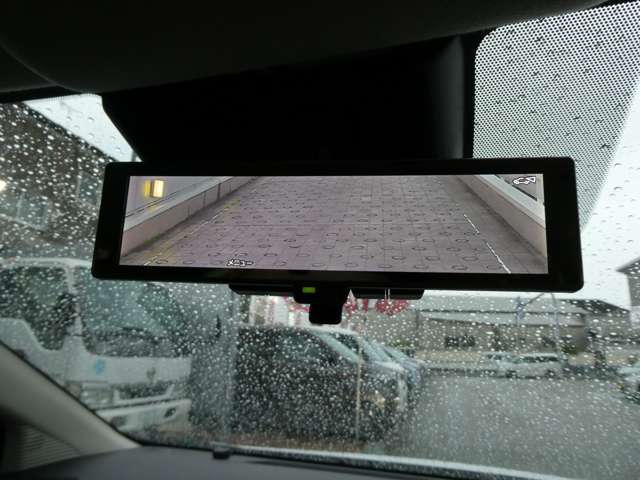 インテリジェント ルームミラーは、車両後方のカメラ映像をミラー面に映し出すので、車内の状況や、天候などに影響されず、いつでもクリアな後方視界が得られます