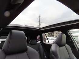 【パノラマルーフ】が装備されています☆ルーフを開けると解放感のあるドライビングをお楽しみいただけます♪シェードだけ開けても車内に日差しが入って明るくなりますし、夜は星空を眺めることも♪