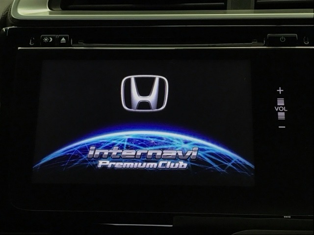 純正メモリーインターナビ付きです！CD・DVD再生、フルセグTV視聴、Bluetooth・ミュージックプレーヤー接続可能です！
