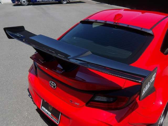カーボンGT WINGを装着してます。横幅は1700mmになります。重量は約4kgです。