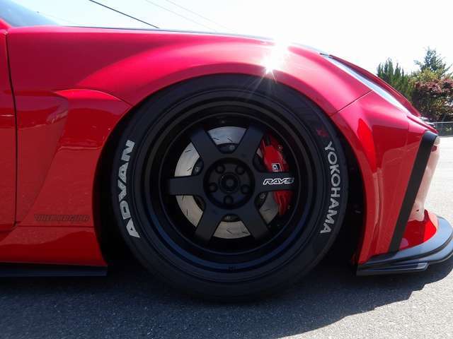 RAYSのVOLK RACING TE37V18インチ、ホイールサイズは11J-7。タイヤはYOKOHAMAのADVAN NEOVA295/30-18を装着しています。