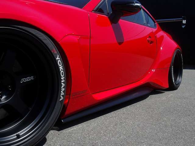 オーバーフェンダーキットのエアロパーツになります。構造変更が必要です。