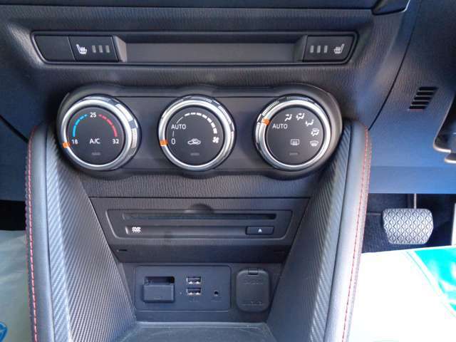 温度設定を行うと、自動で車内温度が調整できる花粉除去フィルター付きオートエアコンとなっています。