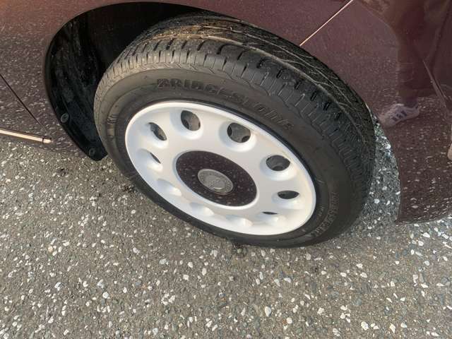 フロントタイヤ。タイヤの溝は十分にあります。