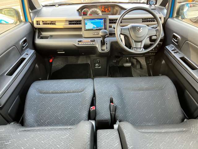 【運転席まわり】　内装は高級感と機能美を併せ持った運転席まわりです。まるで自宅に居るようにリラックスできます！見やすいメーターとスイッチ類もいいですね♪