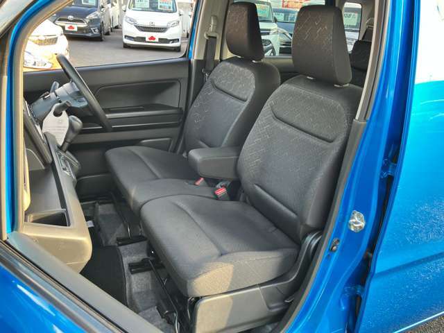 助手席下収納も完備し、車検証等の保存にお使いください★