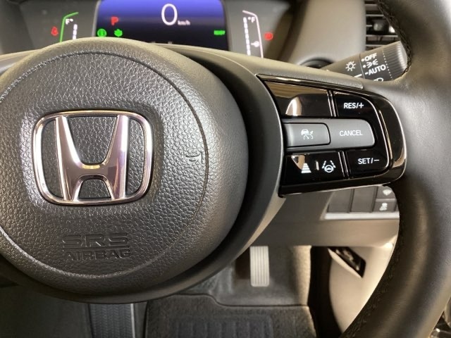 ハンドルにHondaセンシング系のクルーズコントロールやレーンキープアシストなどのスイッチが装備されています。ハンドルから手を離さず安全に操作できます。