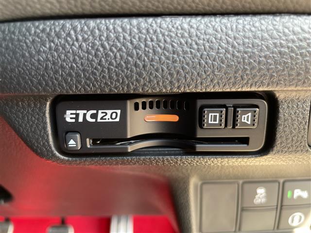【ETC】有料道路を利用する際に料金所で停止することなく通過できる、ETC車載器（ノンストップ自動料金収受システム機器）が装備されています。セットアップを行うことで利用可能になります。