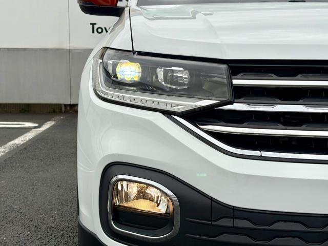 LEDヘッドライト。高い視認性を確保しながら消費電力の少なさと長寿命を実現します。