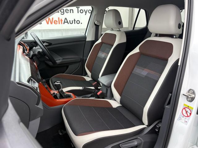 Orange Package専用シートでデザイン性と快適性を両立。フロントシートのリクライニングは無段階調整のダイヤル式が採用されています。