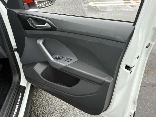 フロントドアトリム。ドアポケットにはペットボトルも置けるスペースが確保されています。