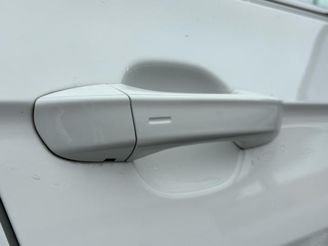 スマートエントリーシステム。ドアノブに手を差し込めば開錠、ドアノブの窪みを指先で触れることで簡単に施錠できます。