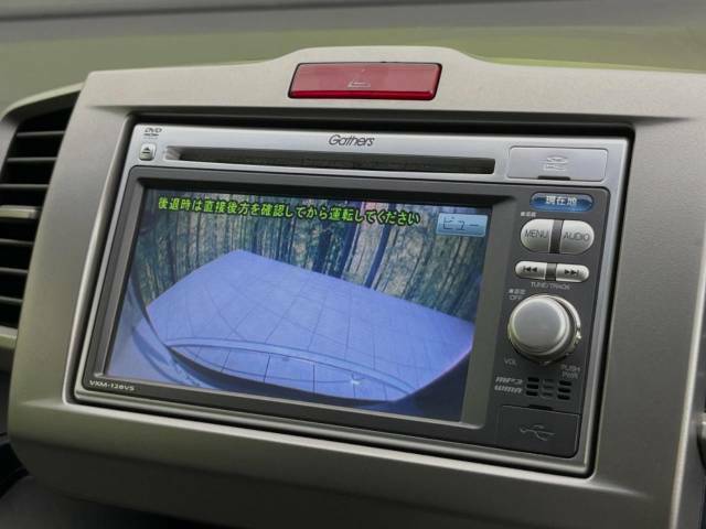 【バックカメラ】駐車時に後方がリアルタイム映像で確認できます。大型商業施設や立体駐車場での駐車時や、夜間のバック時に大活躍！運転スキルに関わらず、今や必須となった装備のひとつです！