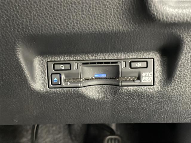 【ETC】有料道路を利用する際に料金所で停止することなく通過できる、ETC車載器（ノンストップ自動料金収受システム機器）が装備されています。セットアップを行うことで利用可能になります。