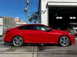 【リフト2基、鈑金・塗装ブースやタイヤチェンジャーなど完備しております。トラブルの際もしっかりサポートさせていただきます】