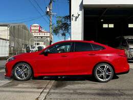 【ナビ・ドライブレコーダーなどの電装品の取り付けも自社にて対応しております。知識豊富なスタッフにご相談ください】