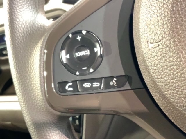 ステアリングにオーディオ操作スイッチが付いています。オーディオ画面に直接タッチしなくても操作が出来ますので、運転に集中できます。