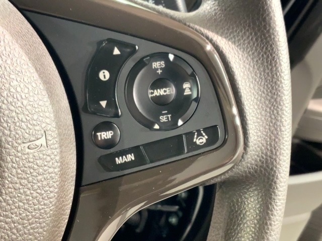 クルーズコントロールを装備しています。高速道路などで一定の速度で走ってくれるので運転が楽ですよ！速度を設定できますので、スピードの出しすぎにも注意できます。