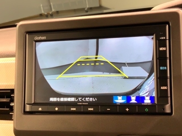 リバースギアに入れるだけで後方の表示へ切り替わります。夜間や雨の日の駐車も楽になりますよ。