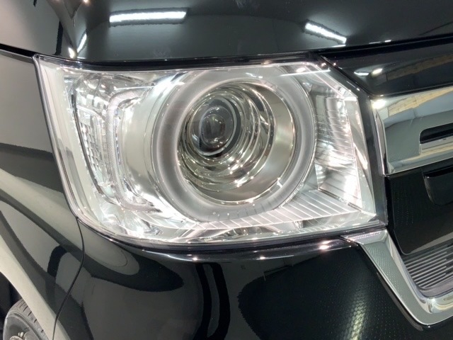 LEDヘッドライトは、点灯の瞬間から最大光量を発揮し、突然暗くなるトンネルなどでの安定感を高めます。