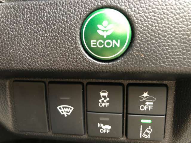 ECON、横滑り防止装置、車線逸脱警報装置、車両接近通報装置、フロントガラス熱線も搭載しております。