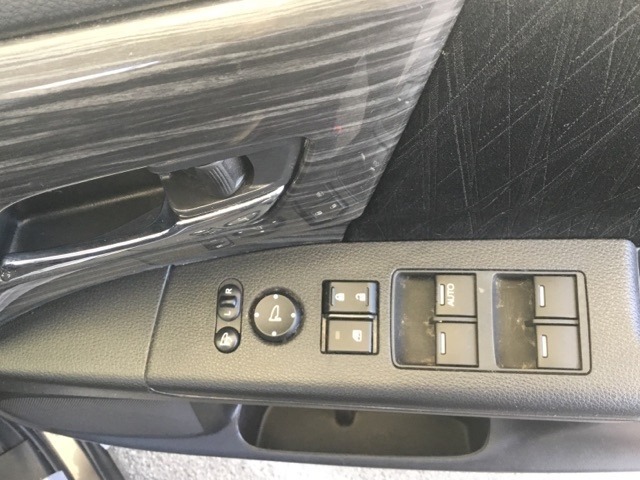 電動格納式リモコンドアミラーと、パワーウィンドウマスタースイッチ等は運転席ドアにあります。