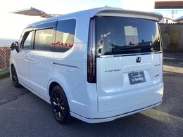 自社整備工場で点検整備をおこなってからお渡ししています。車検が残っている場合は『12ヶ月点検整備』を、車検整備付きの場合は『車検整備』をおこないます。整備費用は車両本体価格に含まれています。